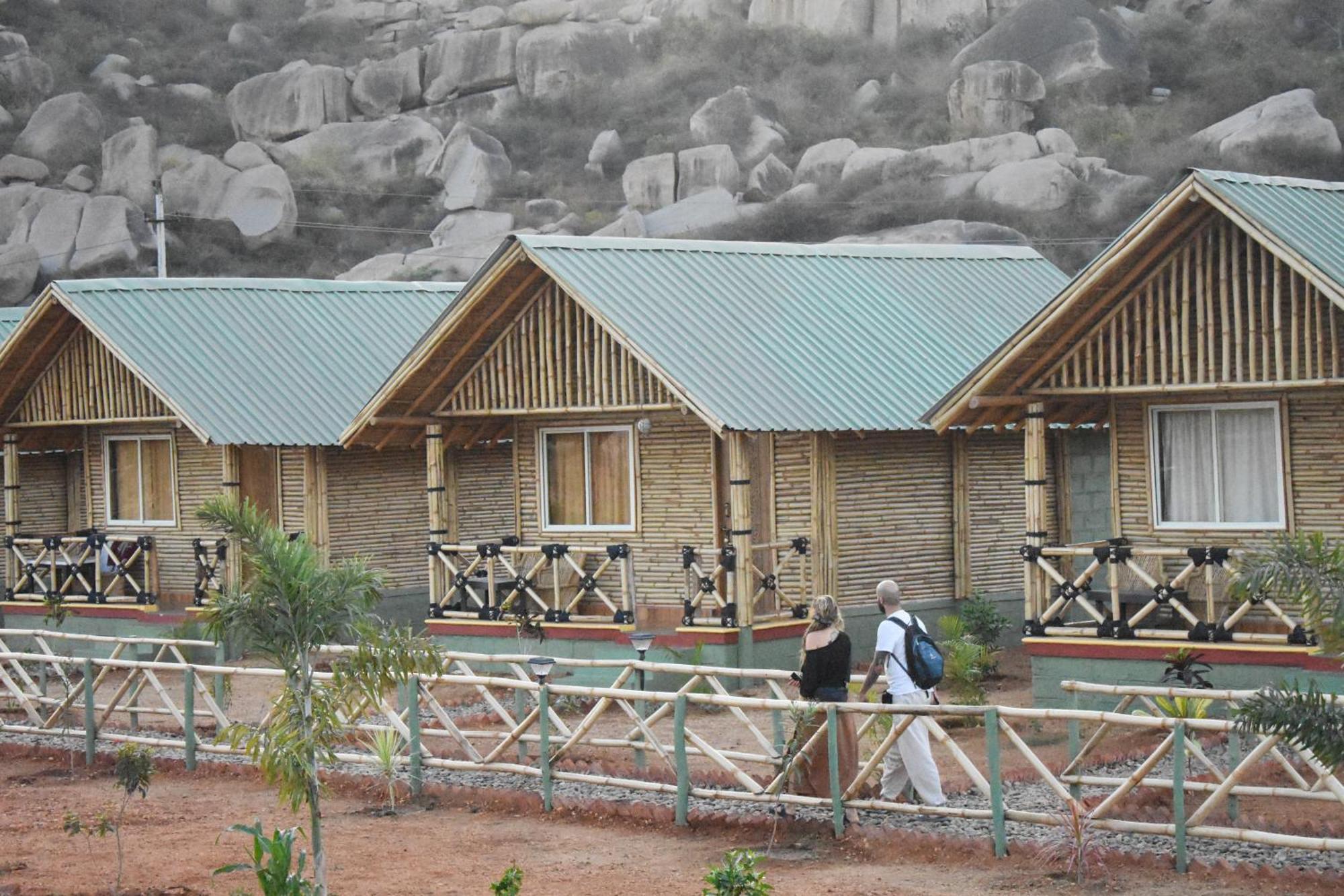 Mowgli'S Cafe Hampi & Guest House 외부 사진
