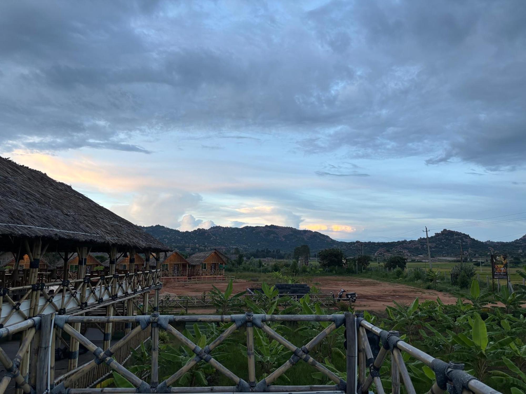 Mowgli'S Cafe Hampi & Guest House 외부 사진