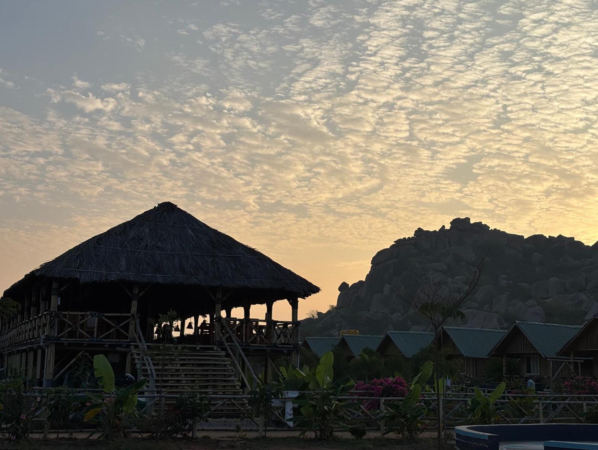 Mowgli'S Cafe Hampi & Guest House 외부 사진